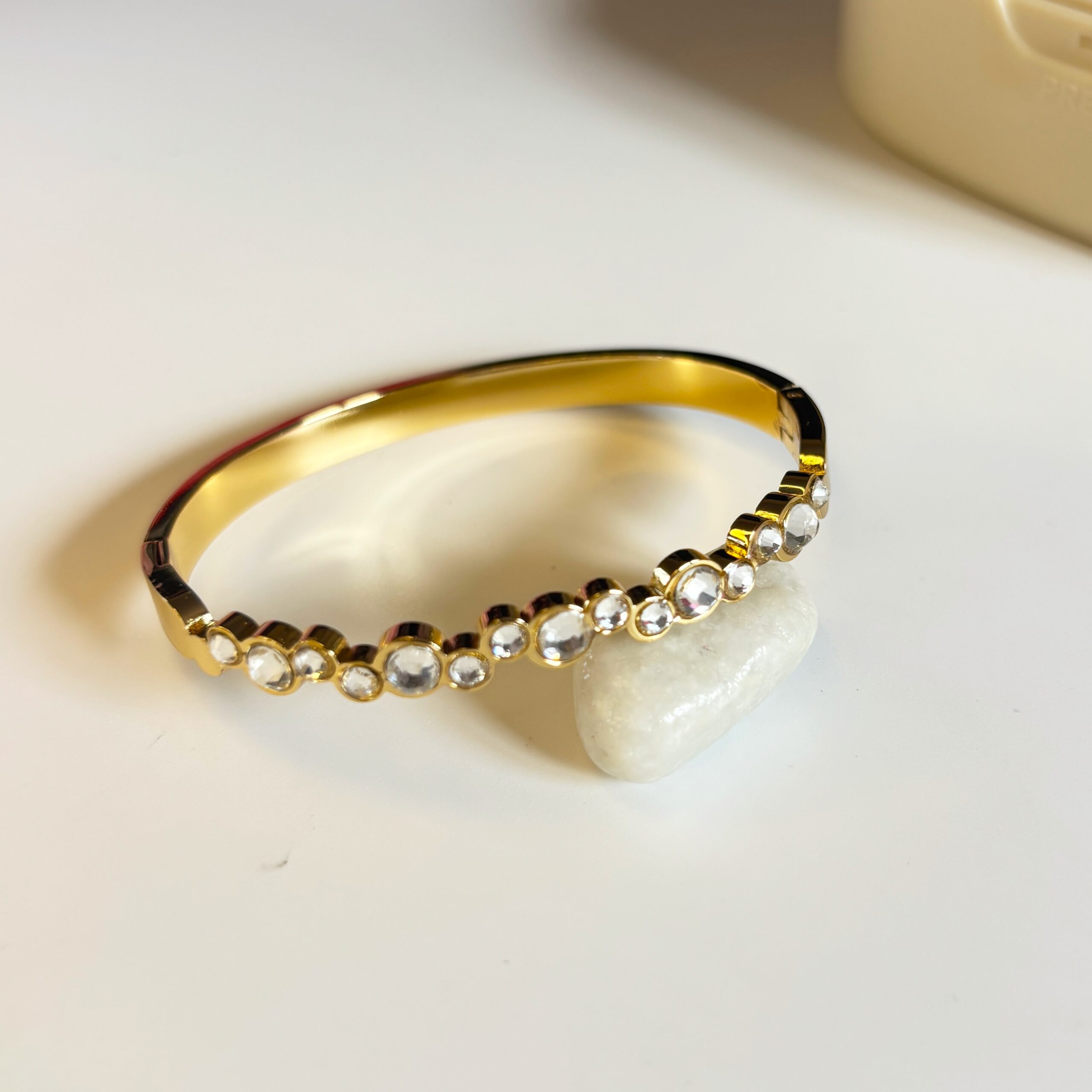 Circle studded bracelet (thin wrist)